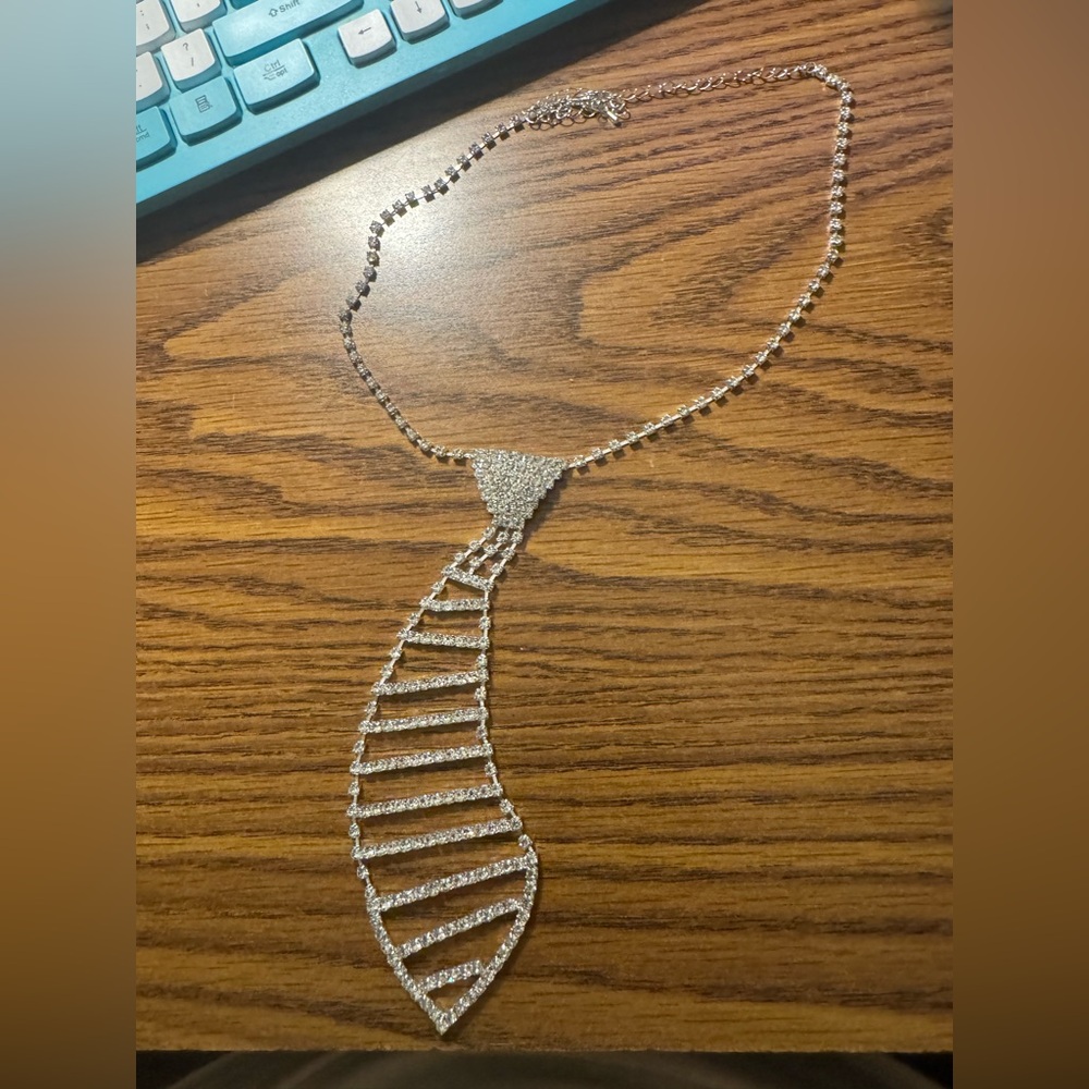 Dazzling Silver Necklace with Geometric Design